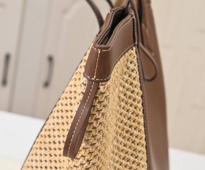 Fendi Tote with elegant design Brown 01A