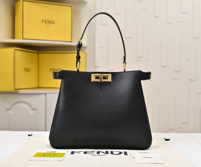 Fendi Tote with minimalist design traits Black 01A