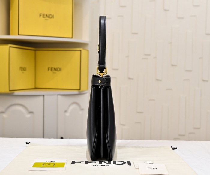 Fendi Tote with minimalist design traits Black 01A