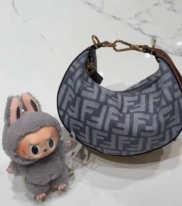 Fendi Tote with stylish design Grey 01A