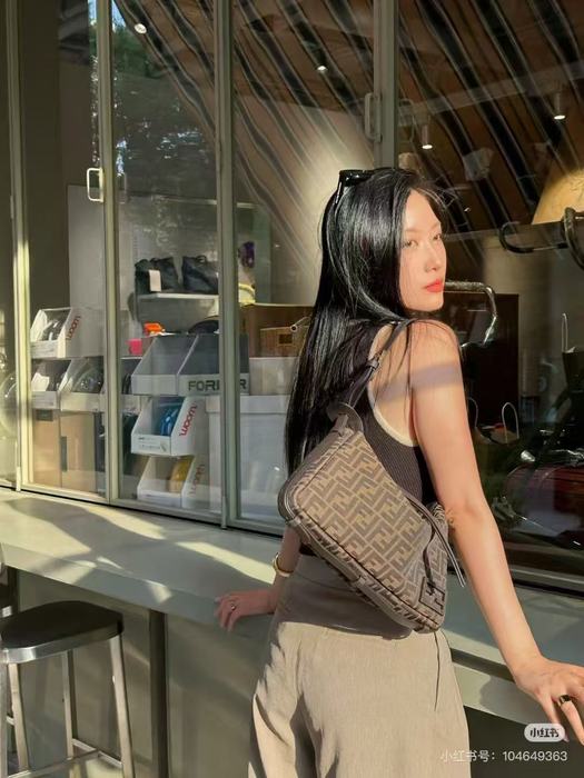 Fendi Tote with stylish design traits Brown 01A