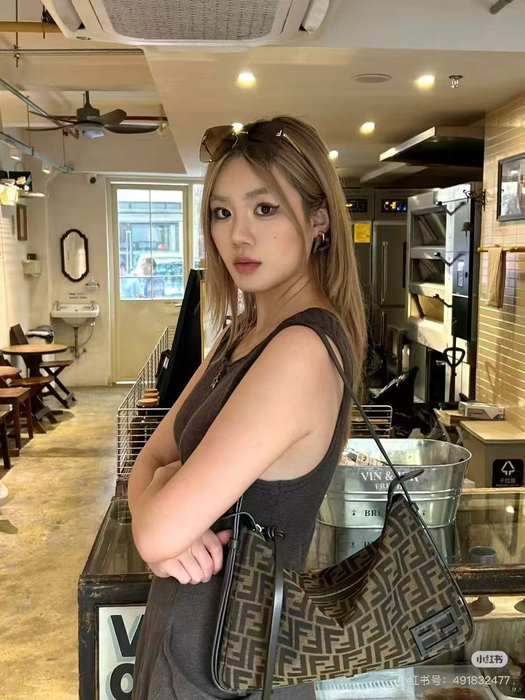 Fendi Tote with stylish design traits Brown 01A