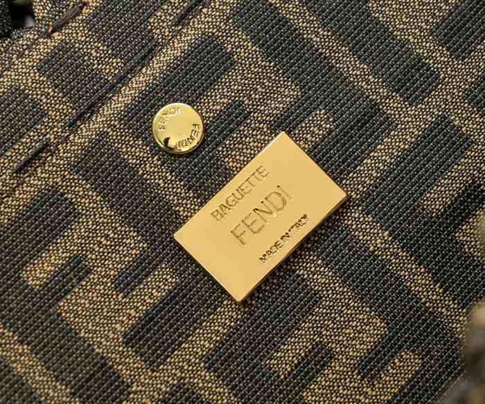 Fendi Tote with stylish features Black 01A 2