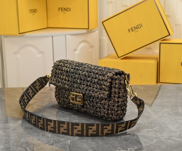 Fendi Tote with stylish features Black 01A 2