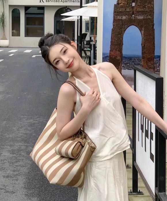 Fendi Tote with stylish features Brown 01A 2