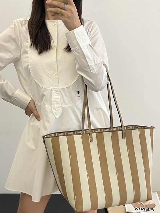 Fendi Tote with stylish features Brown 01A 2