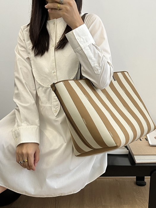 Fendi Tote with stylish features Brown 01A 2