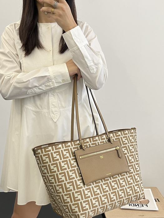 Fendi Tote with stylish features Brown 01A 2
