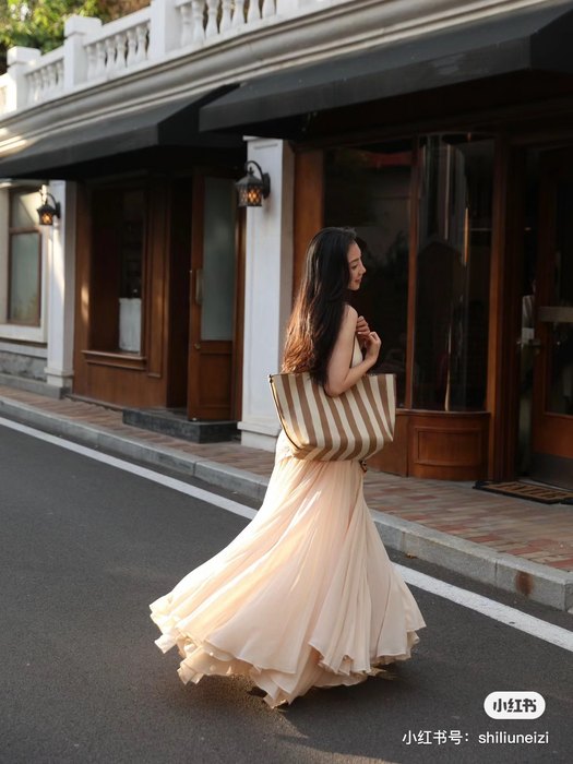 Fendi Tote with stylish features Brown 01A 2