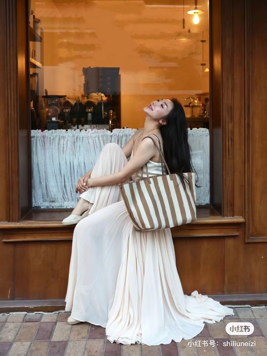 Fendi Tote with stylish features Brown 01A 2