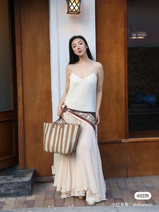 Fendi Tote with stylish features Brown 01A 2