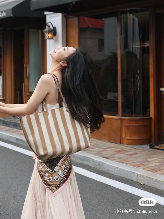 Fendi Tote with stylish features Brown 01A 2