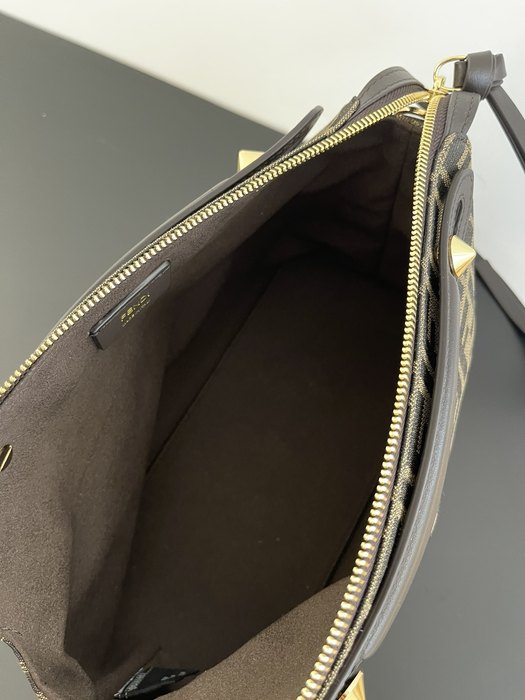 Fendi Tote with stylish features Brown 01A 3