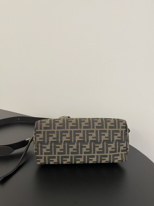 Fendi Tote with stylish features Brown 01A 3