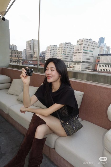 Fendi Tote with stylish features Brown 01A 3