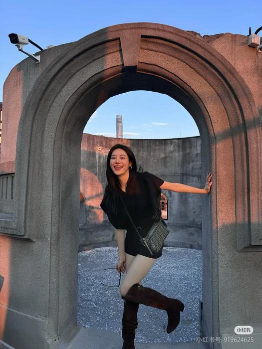 Fendi Tote with stylish features Brown 01A 3