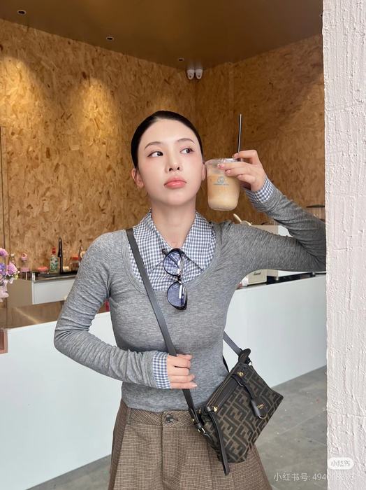 Fendi Tote with stylish features Brown 01A 3