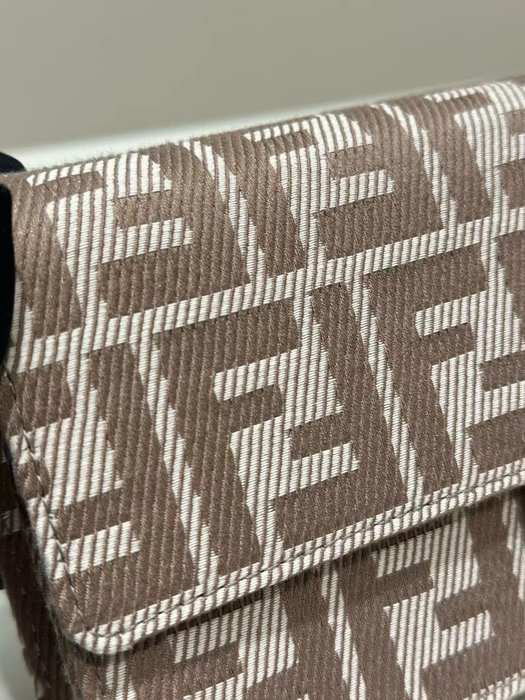 Fendi Tote with stylish features Brown 01A