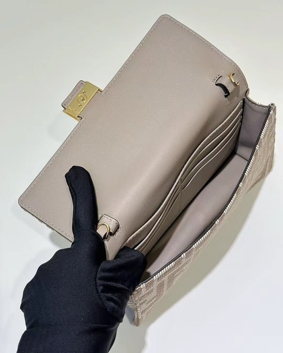 Fendi Tote with stylish features Brown 01A