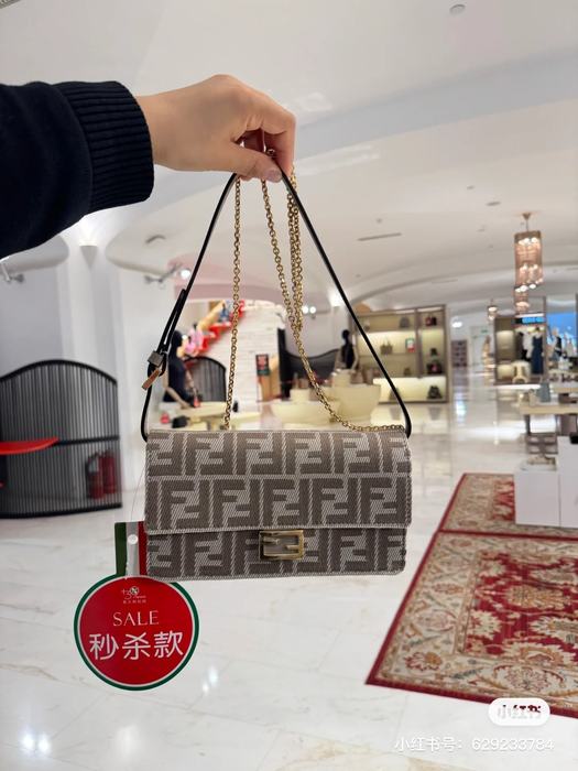 Fendi Tote with stylish features Brown 01A