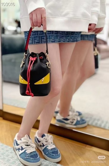 Fendi Tote with stylish traits Black 01A