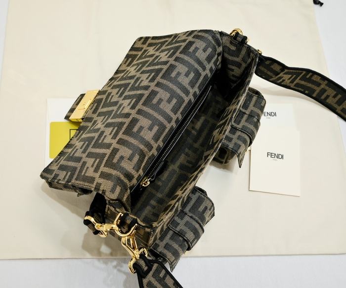 Fendi Tote with stylish traits Brown 01A 3