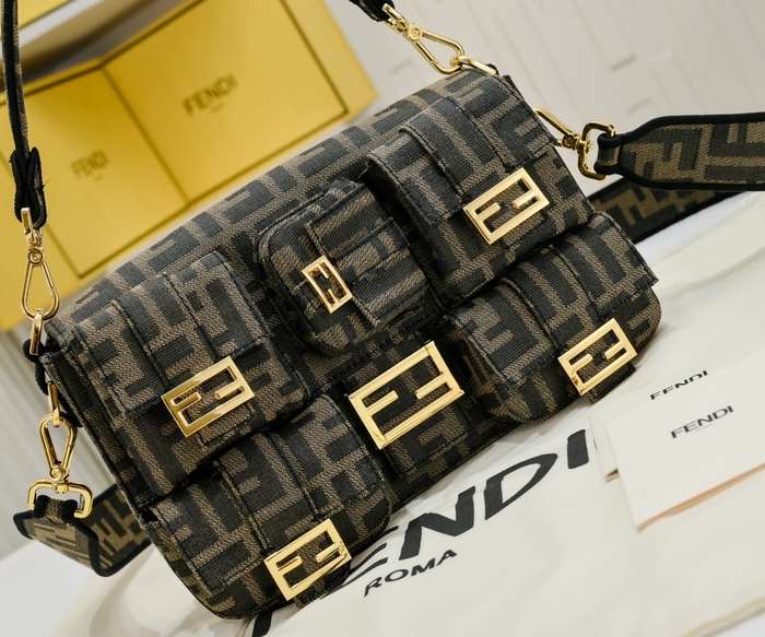 Fendi Tote with stylish traits Brown 01A 3