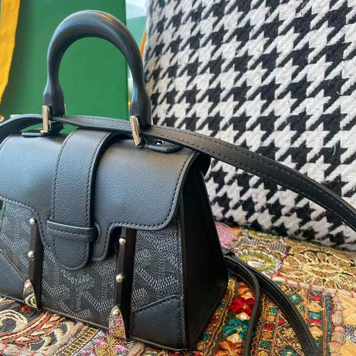 Yupoo BagTypeTote Compact and Structured Tote Black 01A