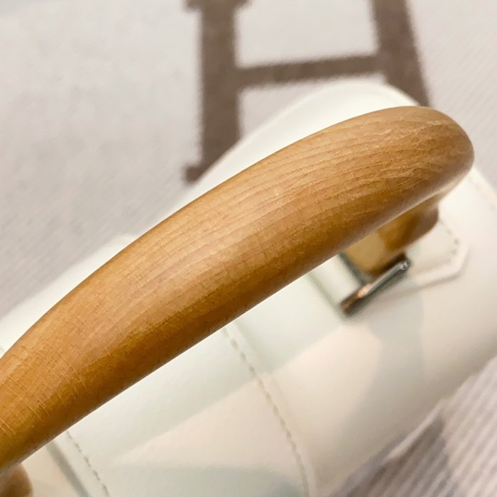 Yupoo BagTypeTote Small handbag with structured design White 01A