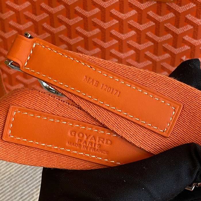 Yupoo BagTypeTote Small structured handbag with dual handles and a detachable strap Brown 01A