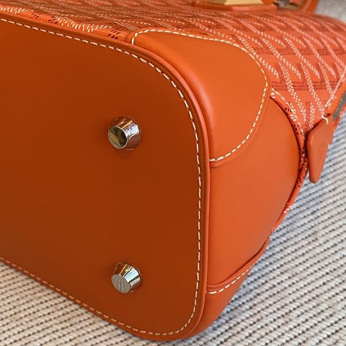 Yupoo BagTypeTote Small structured handbag with dual handles and a detachable strap Brown 01A