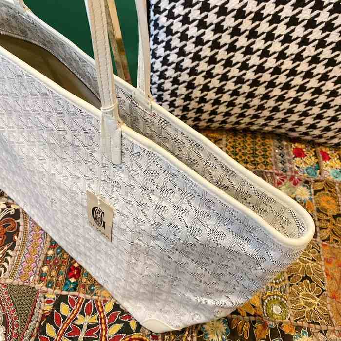 Yupoo BagTypeTote Spacious and Elegant Tote Beige 01A