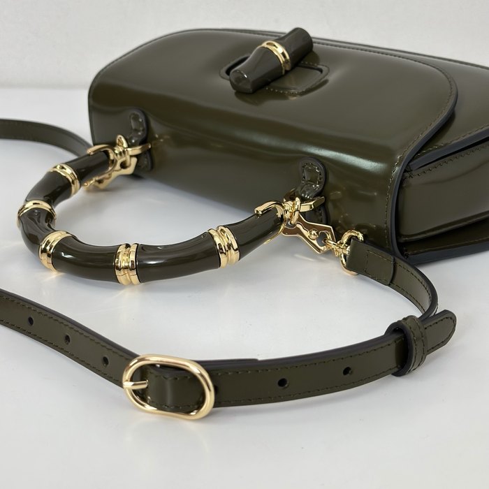 Gucci BagTypeTote Chic Leather Tote with Unique Handle Green 01A