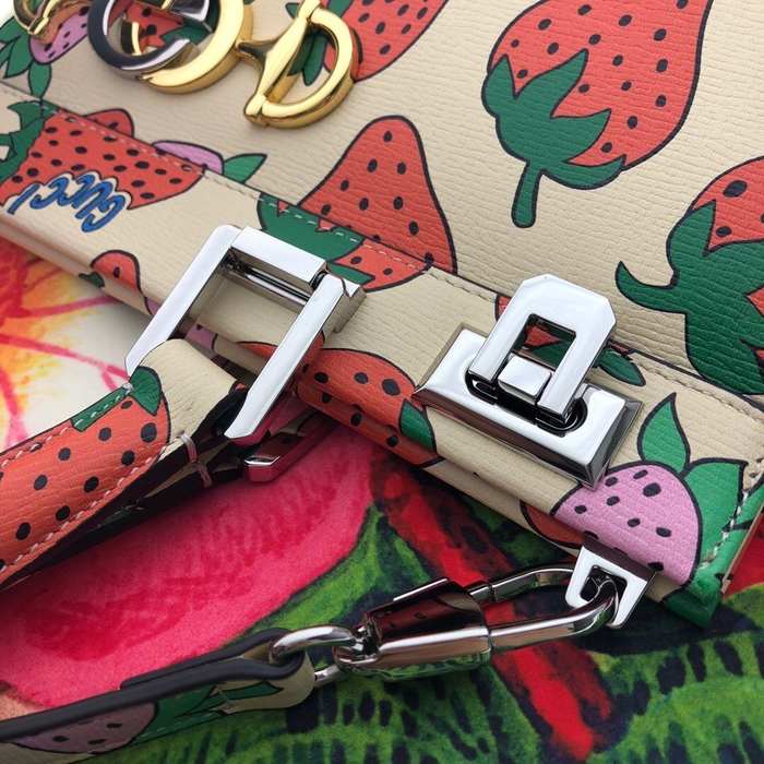 Gucci BagTypeTote canvas tote with playful strawberry print Beige 01A