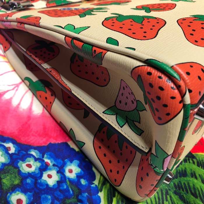 Gucci BagTypeTote canvas tote with playful strawberry print Beige 01A
