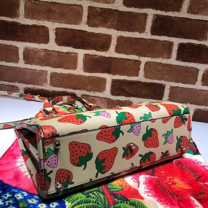 Gucci BagTypeTote canvas tote with playful strawberry print Beige 01A