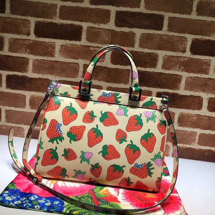 Gucci BagTypeTote canvas tote with playful strawberry print Beige 01A