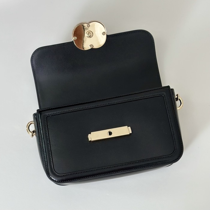 Gucci BagTypeTote compact design with flap Black 01A