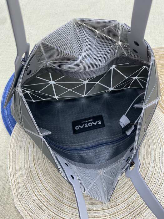 Issey Miyake BagTypeTote geometric design lightweight White 01A