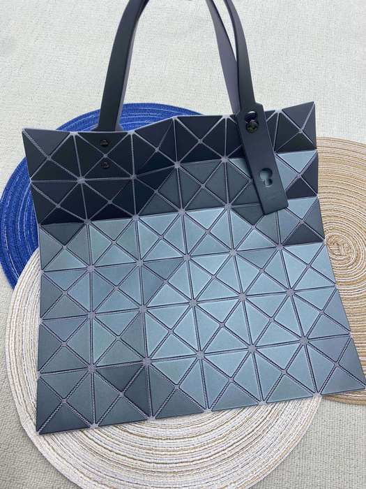 Issey Miyake BagTypeTote geometric design lightweight White 01A