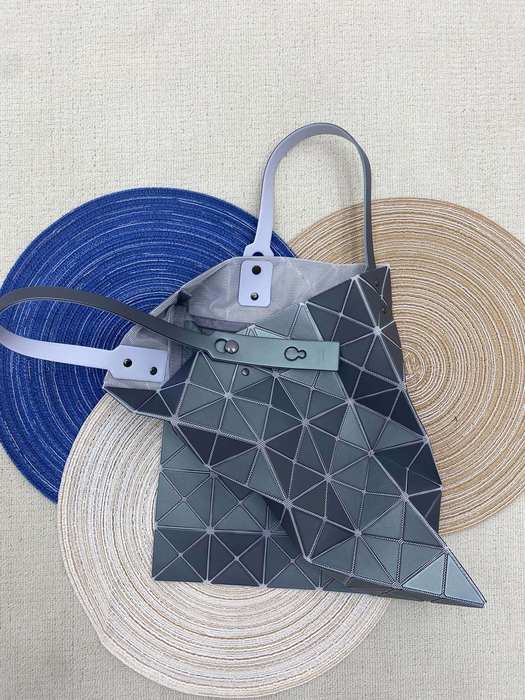 Issey Miyake BagTypeTote geometric design lightweight White 01A