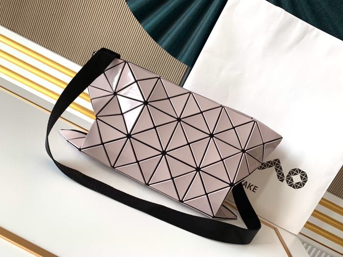 Issey Miyake BagTypeTote geometric design plastic tote Grey 01A