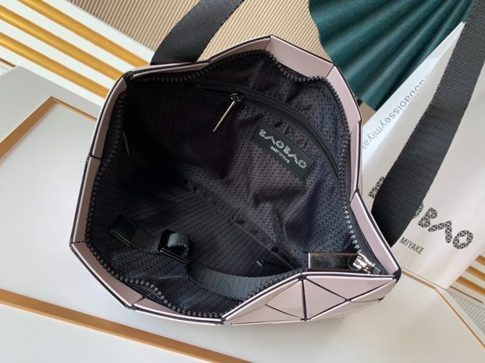 Issey Miyake BagTypeTote geometric design plastic tote Grey 01A