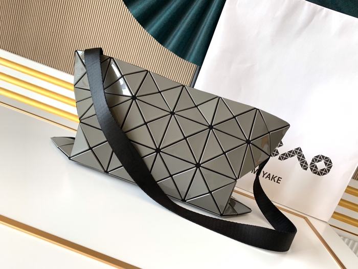 Issey Miyake BagTypeTote geometric design plastic tote Grey 01A