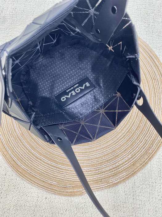 Issey Miyake BagTypeTote geometric design soft material Beige 01A