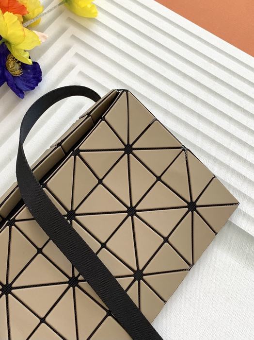 Issey Miyake BagTypeTote geometric design tote Tan 01A