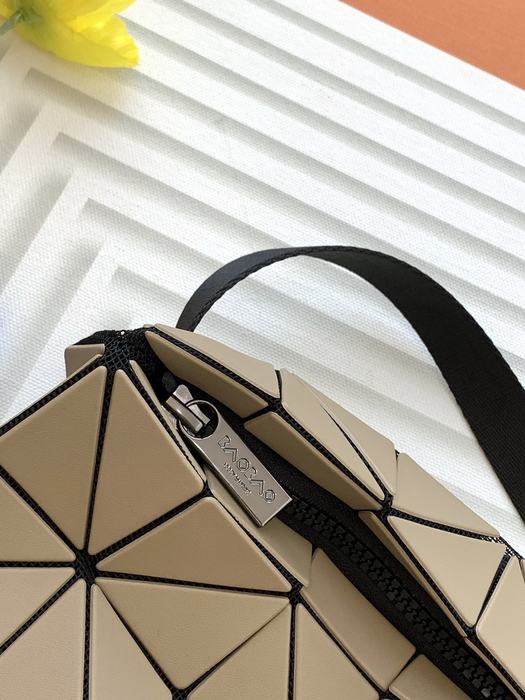 Issey Miyake BagTypeTote geometric design tote Tan 01A