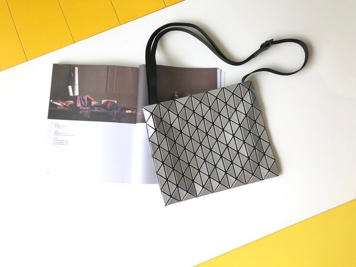 Issey Miyake BagTypeTote geometric design tote bag White 01A