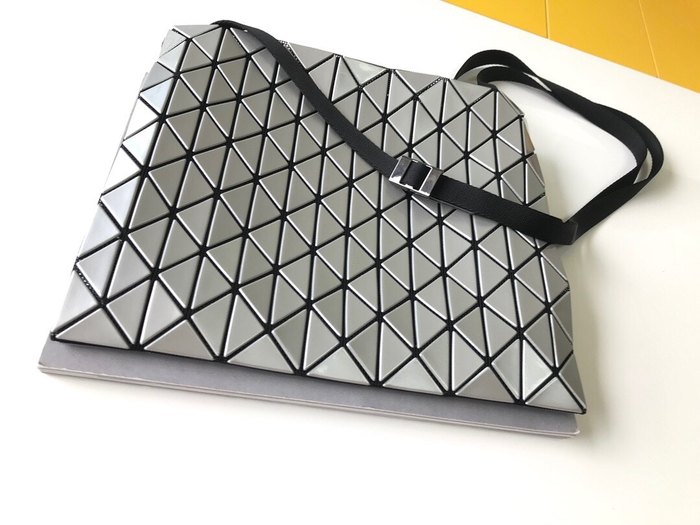 Issey Miyake BagTypeTote geometric design tote bag White 01A