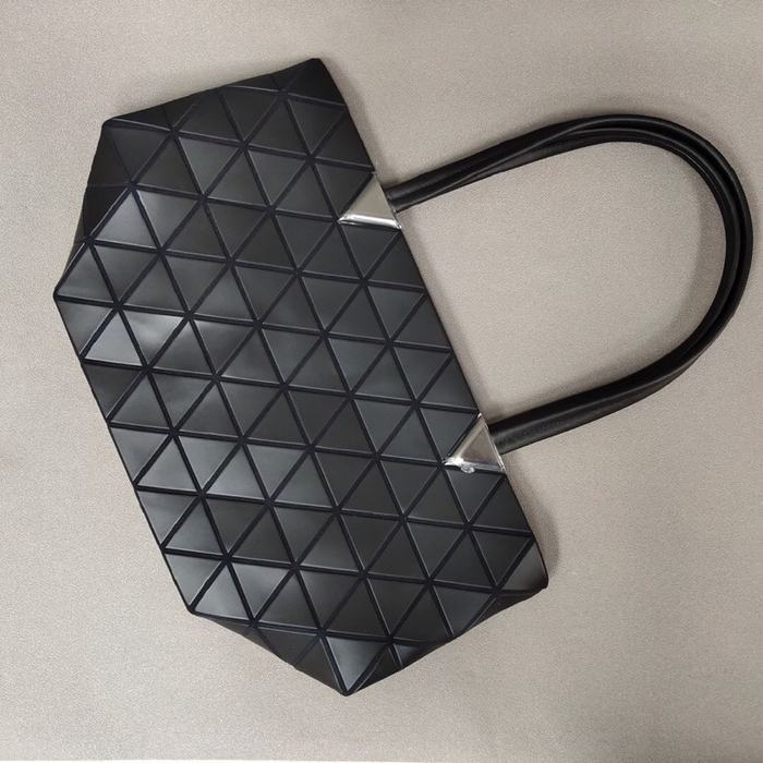 Issey Miyake BagTypeTote geometric design with structured form Beige 01A